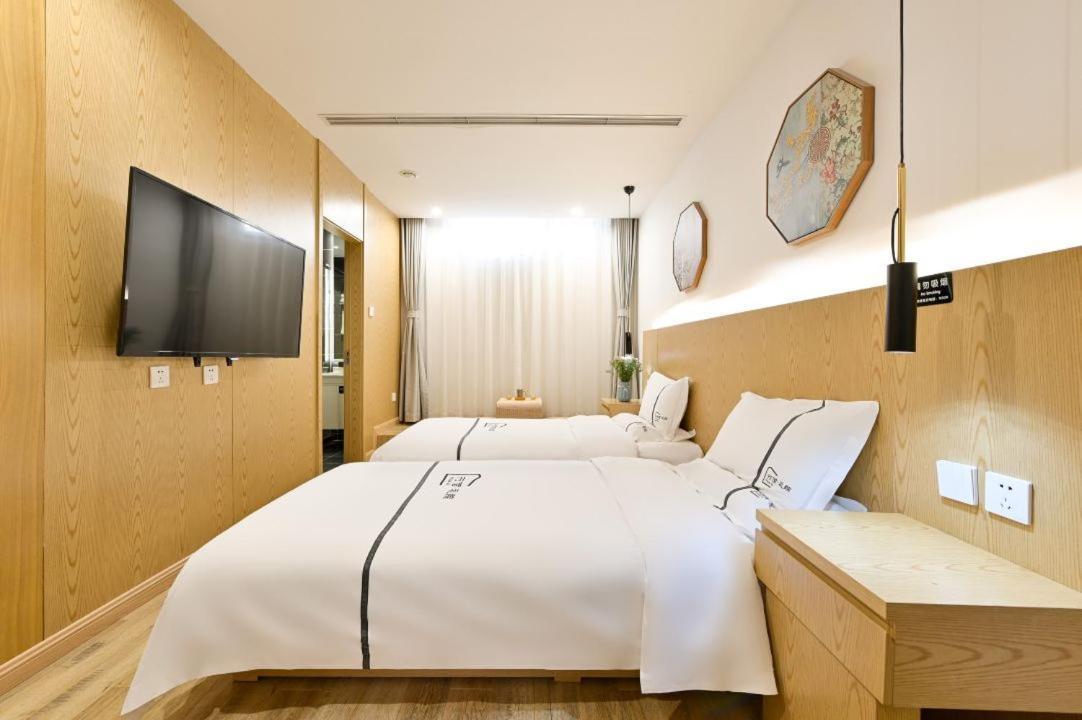 Xingshe Alley Courtyard Wangfujing Forbidden Branch - Breakfast Included & Speaking Reception & Free Wifi And Laundry & Hutong Culture & Cat-keeping & Flower-growing Terrace & One Day Tour Service & Free Coffee Hotel