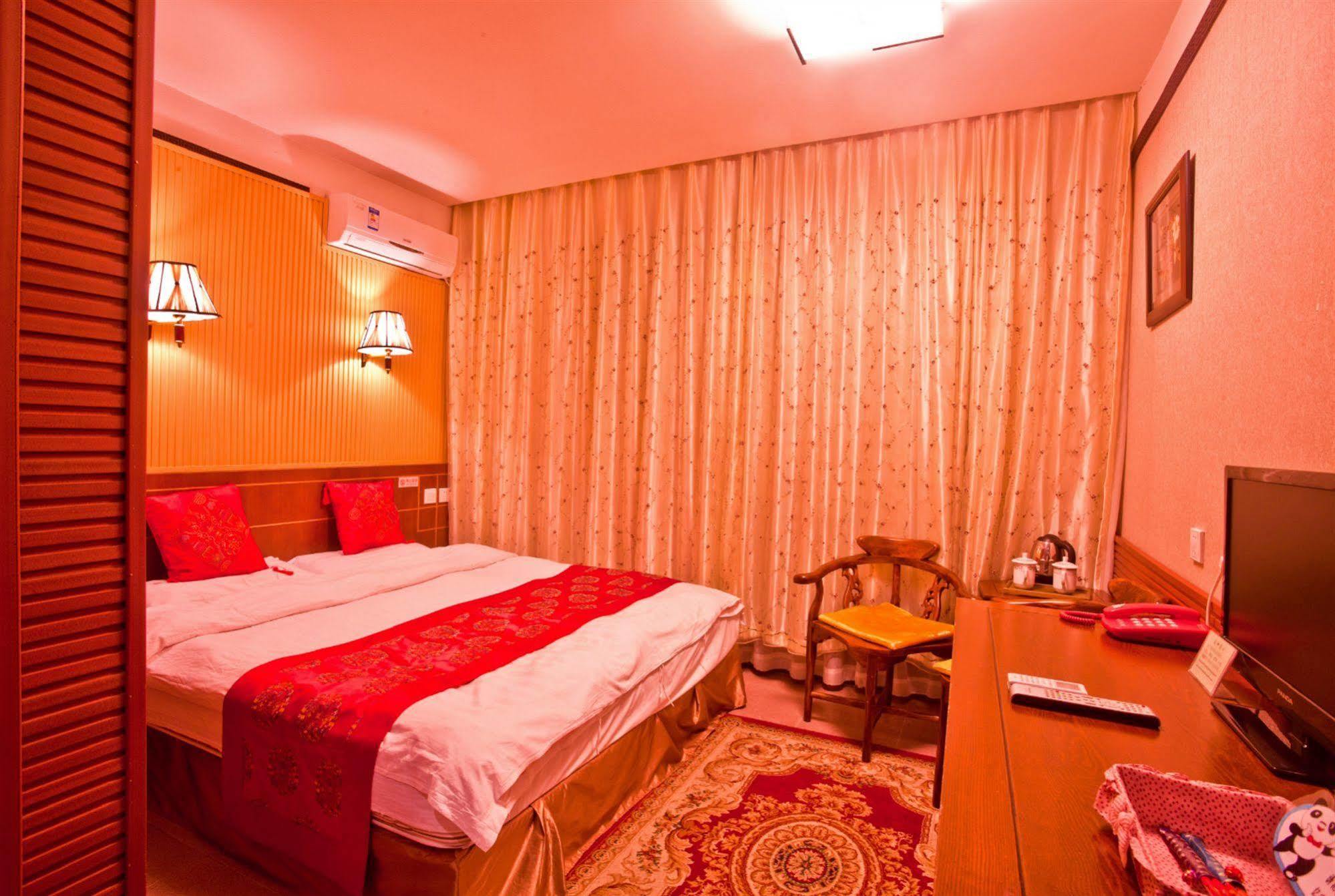 Xingshe Alley Courtyard Wangfujing Forbidden Branch - Breakfast Included & Speaking Reception & Free Wifi And Laundry & Hutong Culture & Cat-keeping & Flower-growing Terrace & One Day Tour Service & Free Coffee 4* Peking